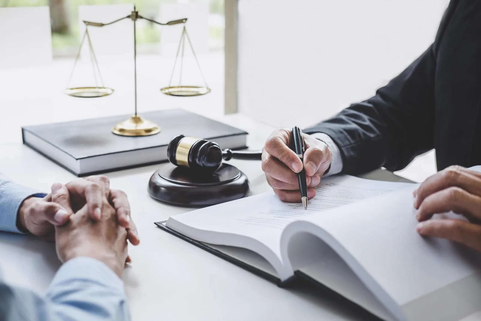Profissionais analisando documentos de uma contratação pública